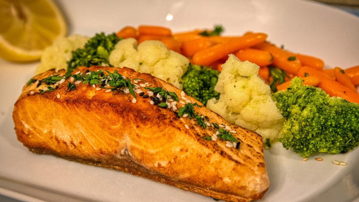 Delicious grilled salmon served with vibrant mixed vegetables, perfect for a healthy meal.